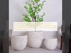 nötr bej yuvarlak fiber kil saksı, petek yapı desenli, hafif, dayanıklı, az bakım gerektiren saksı, tatil villası, otel, alışveriş merkezi, ofis dekorasyonu, bahçe peyzaj projesi