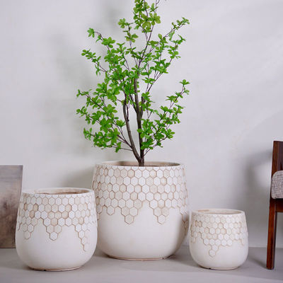 Yumuşak Kaldırılabilir Beyaz Yuvarlak Fiber Clay Planter Sweet Honeycomb Pattern Bahçe peyzajı