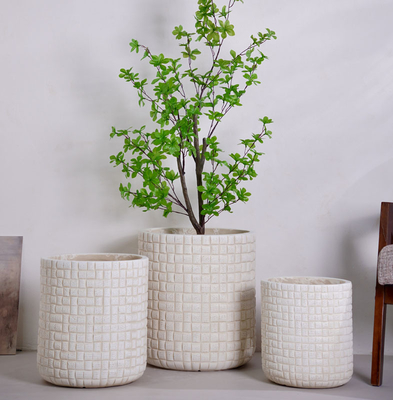 nötr bej yuvarlak fiber kil saksı, dama desenli, hafif, dayanıklı, az bakım gerektiren saksı, tatil villası, otel, alışveriş merkezi, ofis dekorasyonu, bahçe peyzaj projesi