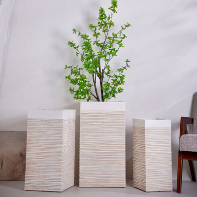 nötr bej yuvarlak fiber kil saksı, dikey çizgili desenli, hafif, dayanıklı, az bakım gerektiren saksı, tatil villası, otel, alışveriş merkezi, ofis dekorasyonu, bahçe peyzaj projesi