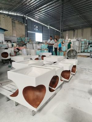 Beyaz dikdörtgen kalp şeklindeki kesikler Fiber Clay Planter Cracking'e dayanıklı