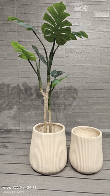 çağdaş görünüm nötr bej tekrarlayan doğrusal doku tasarımı yuvarlak fiber kil saksı hafif dayanıklı az bakım gerektiren çiçek saksısı tatil villası ofis dekorasyonu bahçe peyzaj projesi