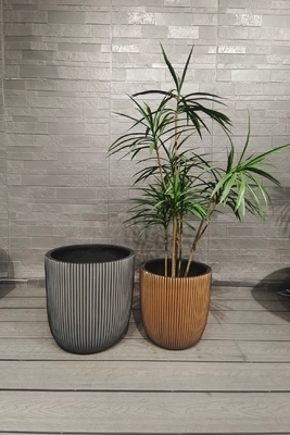 Gümüş Tonu Çizgili Desenler Yuvarlak Fiber Kil Saksı Hafif Çatı Bahçeleri Peyzaj Projesi